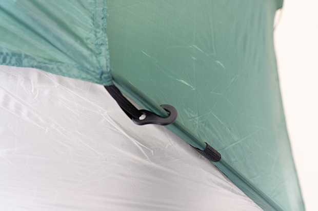 5．屋根シートの4隅のフックをテントに引っ掛けて留めます