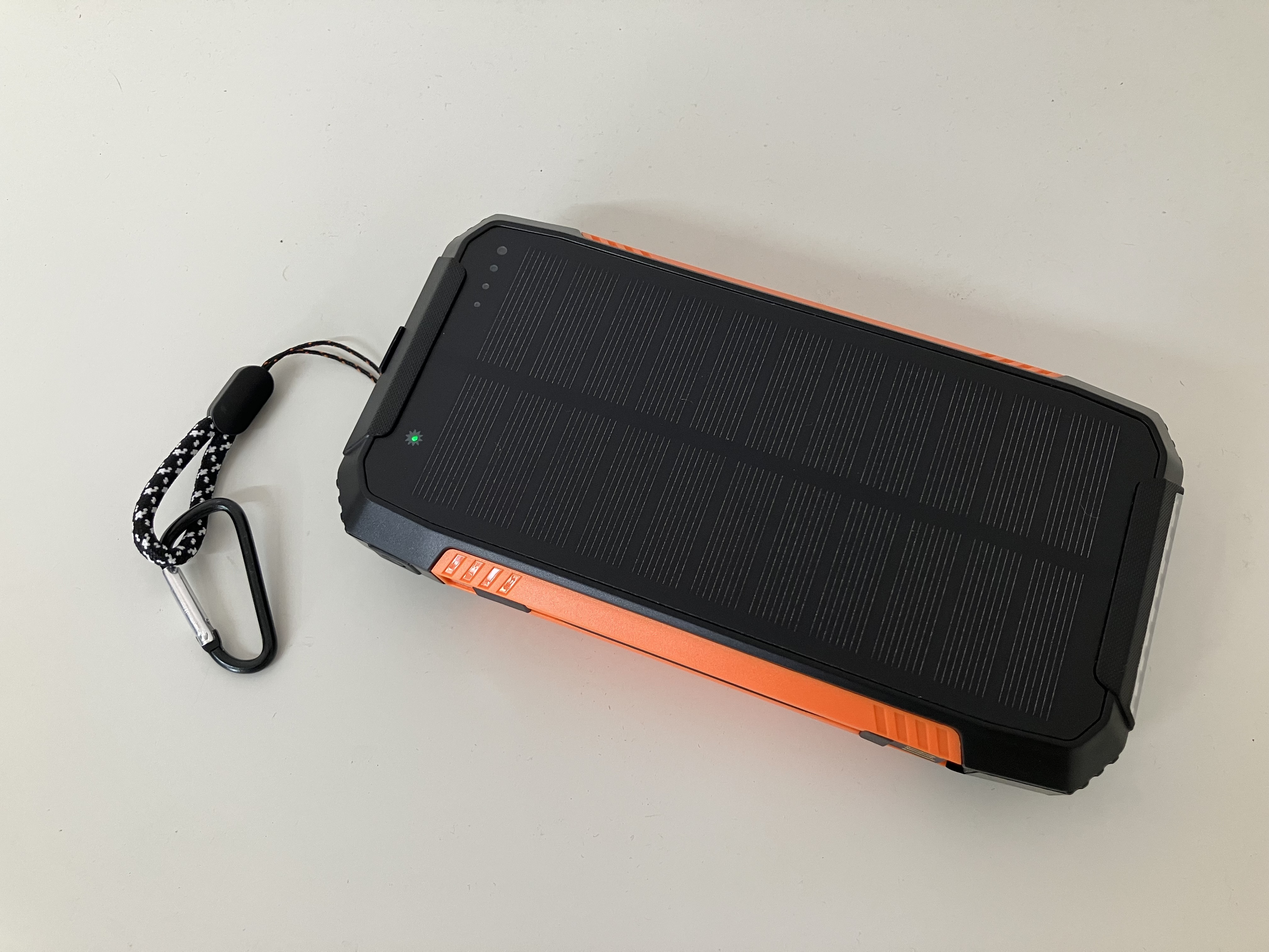 モバイルバッテリー 30000mAh ソーラーチャージャー LEDライト搭載
